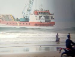 Pekerjaan Pembangunan Break Water Pantai Barat Pangandaran Gunakan Kapal LCT