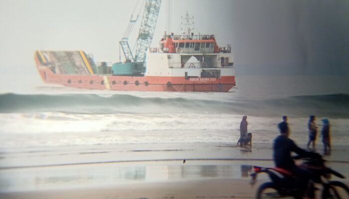 Pekerjaan Pembangunan Break Water Pantai Barat Pangandaran Gunakan Kapal LCT