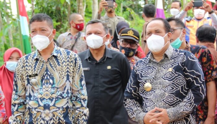 Bupati Jeje Wiradinata Berikan Penghargaan Serifikat ODF Kepada Desa Cimanggu Langkaplancar