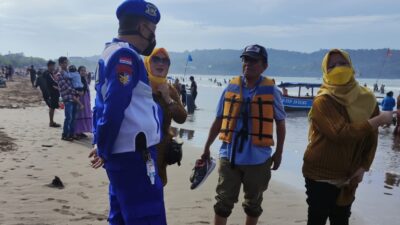 Demi Kenyamanan Wisatawan, Polairud Bersama Balawista Setiap Hari Rutin Patroli Di Pantai Pangandaran