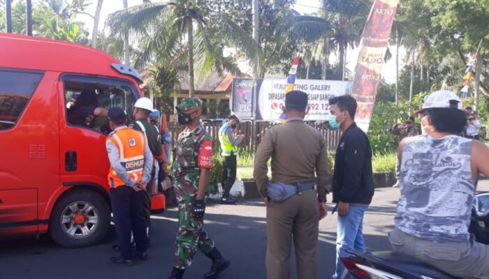 Wisatawan Yang Akan Masuk Ke Wisata Pangandaran Di Cek Poin Oleh Personel Gabungan TNI Polri