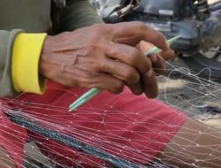 Libur Melaut Nelayan Isi Waktu Menganyam Jaring Sobek Di Pantai Bojong Salawe