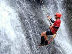 Wisata Uji Andrenalin Shower Climbing Di Curug Leuwi Leutak Pangandaran