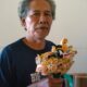 Abah Enju Pengrajin Wayang Golek yang karyanya sampai ke Mancanegara.(emjies).