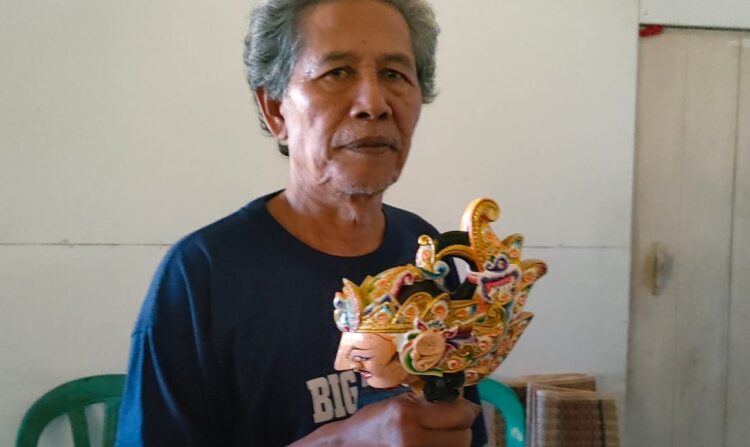 Abah Enju Pengrajin Wayang Golek yang karyanya sampai ke Mancanegara.(emjies).