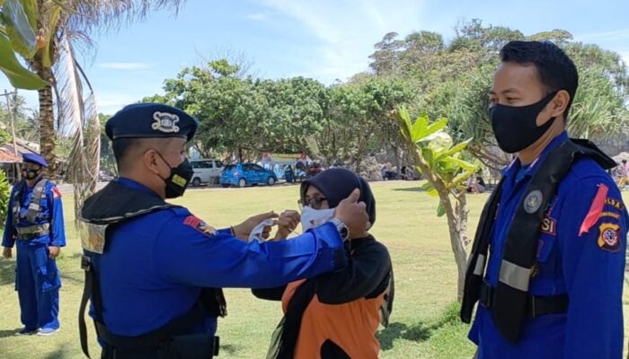 Pengunjung Pantai Madasari Merasa Nyaman, Selalu Diberikan Himbauan Prokes Oleh Petugas