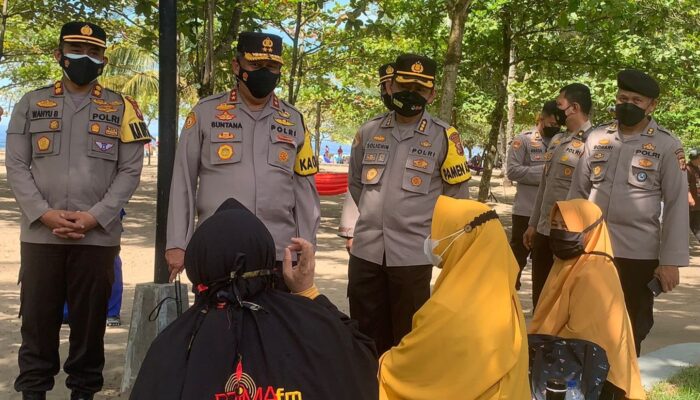 Kapolda Jabar Irjen Pol. Drs. Suntana, M.Si., Berikan Himbauan Prokes Di Pantai Pangandaran