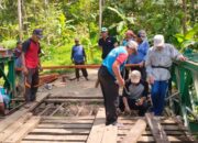 Ketua DPRD Pangandaran Meninjau Perbaikan Jembatan Bailey Akses Menuju Destinasi Curug Bojong