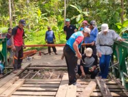 Ketua DPRD Pangandaran Meninjau Perbaikan Jembatan Bailey Akses Menuju Destinasi Curug Bojong