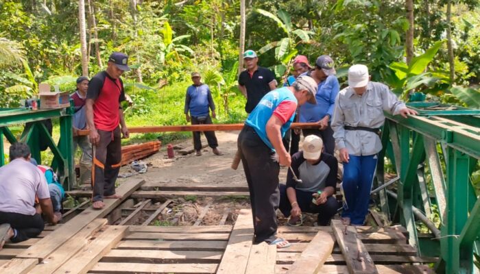 Ketua DPRD Pangandaran Meninjau Perbaikan Jembatan Bailey Akses Menuju Destinasi Curug Bojong
