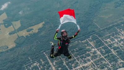 Naila Novaranti Srikandi Terjun Payung Indonesia Raih Rekor MURI Dunia
