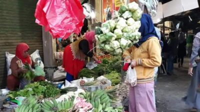 Minyak Goreng Kemasan Harga Turun Di Pasar Kalipucang