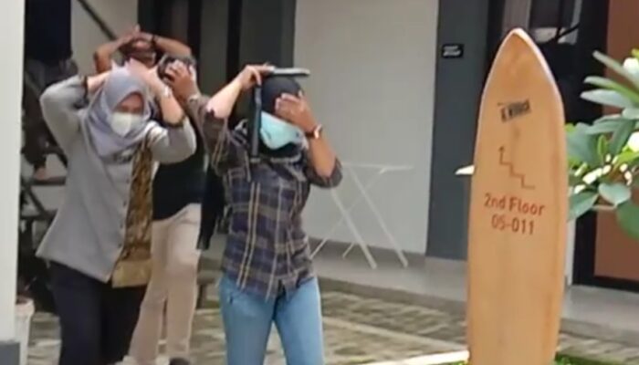 Simulasi, Pengelola Hotel Berhamburan Keluar Selamatkan Diri Di Pantai Batu Karas