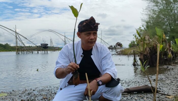 Ketua DPRD Pangandaran Tanam Ribuan Pohon Di Pantai Cemara Karangtirta