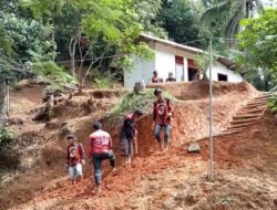 Pemuda Pancasila Padaherang Gelar Baksos Membuat Tangga Ke Rumah Warga