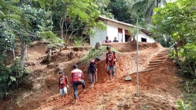 Pemuda Pancasila Padaherang Gelar Baksos Membuat Tangga Ke Rumah Warga