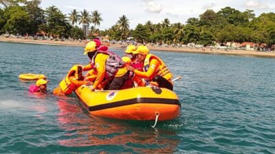 Tim Rescue Pemuda Pancasila Evakuasi Wisatawan Terseret Arus