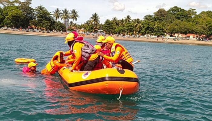Tim Rescue Pemuda Pancasila Evakuasi Wisatawan Terseret Arus