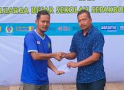 Ketua Umum KONI Pangandaran Agus Mulyana Berikan Bantuan Ke SSB Green Camp Parigi