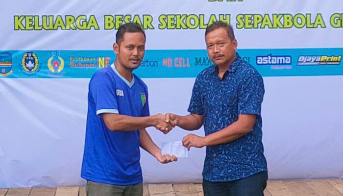Ketua Umum KONI Pangandaran Agus Mulyana Berikan Bantuan Ke SSB Green Camp Parigi