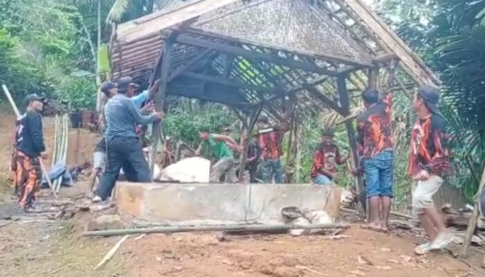 Aksi Nyata Pemuda Pancasila Padaherang, Bedah Rumah Seorang Nenek Sebatangkara