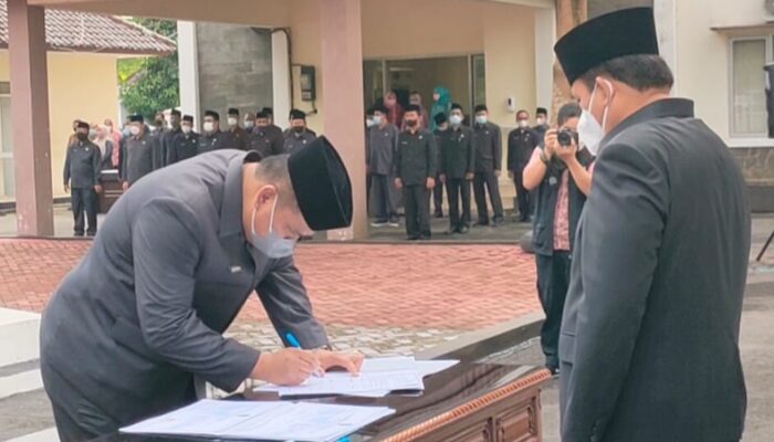 Bupati Jeje Wiradinata Lantik Lima Jabatan Tinggi Di Lingkup Pemkab Pangandaran