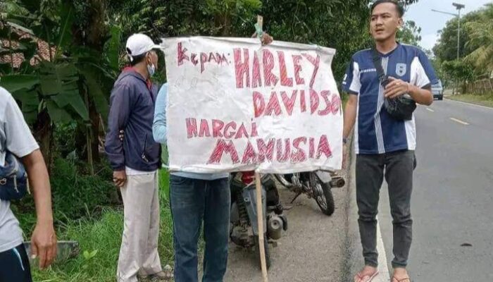 Moge Tabrak Anak Kembar Hingga Tewas,Warga Bentangkan Spanduk : Kepada Harley Davidson Hargai Manusia