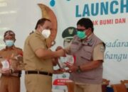 Bupati Pangandaran Jeje Wiradinata Serahkan Penghargaan Kepada 6 Desa,PBB Terealisasi 100 Persen