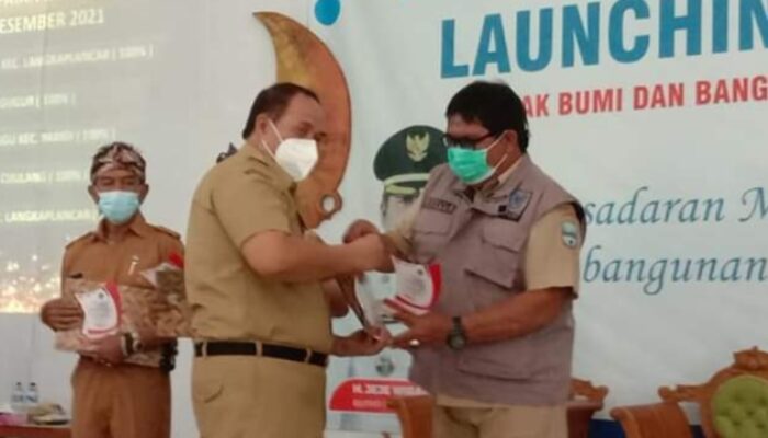 Bupati Pangandaran Jeje Wiradinata Serahkan Penghargaan Kepada 6 Desa,PBB Terealisasi 100 Persen