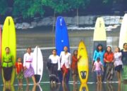 Peringati Hari Kartini, Surfer Perempuan Berkebaya Berselancar Di Pantai Batu Karas