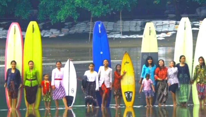 Peringati Hari Kartini, Surfer Perempuan Berkebaya Berselancar Di Pantai Batu Karas
