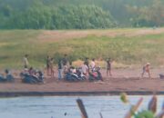 Ngabuburit Puasa Ramadan Sambil Bermain Lodong Di Tepi Pantai Bojong Salawe