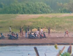 Ngabuburit Puasa Ramadan Sambil Bermain Lodong Di Tepi Pantai Bojong Salawe