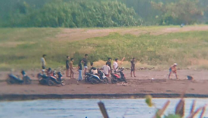 Ngabuburit Puasa Ramadan Sambil Bermain Lodong Di Tepi Pantai Bojong Salawe