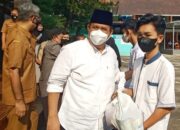 Bupati Pangandaran Serahkan Bansos Hasil Penggalangan Dana Warga SMP Negeri 1 Pangandaran