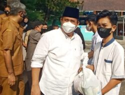 Bupati Pangandaran Serahkan Bansos Hasil Penggalangan Dana Warga SMP Negeri 1 Pangandaran