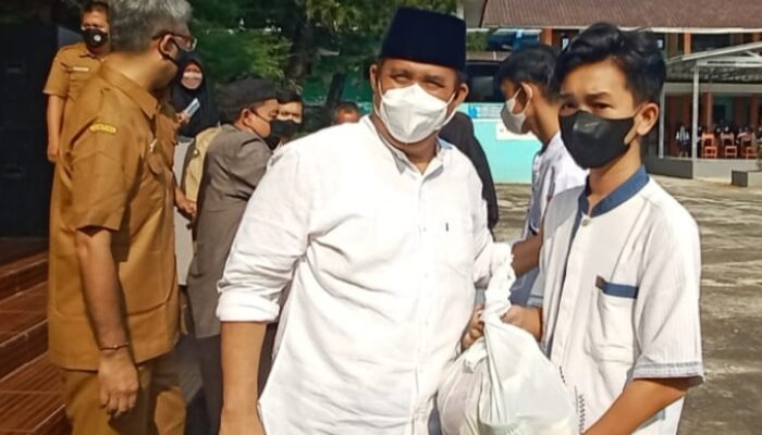 Bupati Pangandaran Serahkan Bansos Hasil Penggalangan Dana Warga SMP Negeri 1 Pangandaran