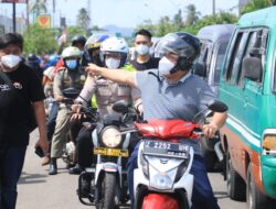 Pantau Kemacetan Pantai Pangandaran, Bupati Jeje Wiradinata Gunakan Sepeda Motor