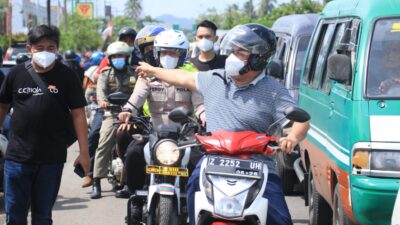 Pantau Kemacetan Pantai Pangandaran, Bupati Jeje Wiradinata Gunakan Sepeda Motor