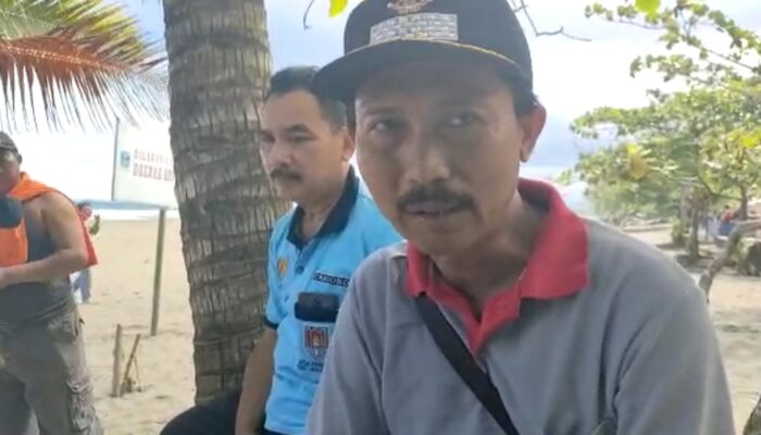 Kepala Desa Cibeuying Saksikan Pencarian Warganya Yang Terseret Arus Pantai Pangandaran