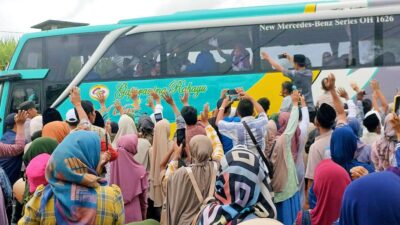 Suasana Haru Kerabat Jamaah Calon Haji Kabupaten Pangandaran Saat Pelepasa