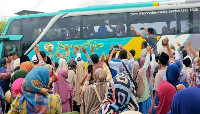 Suasana Haru Kerabat Jamaah Calon Haji Kabupaten Pangandaran Saat Pelepasa