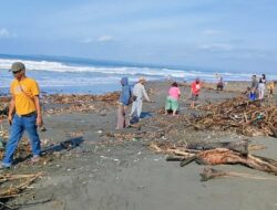 Sampah Kayu Berserakan Di Pantai Batu Hiu, Pedagang Kompak Membersihkan