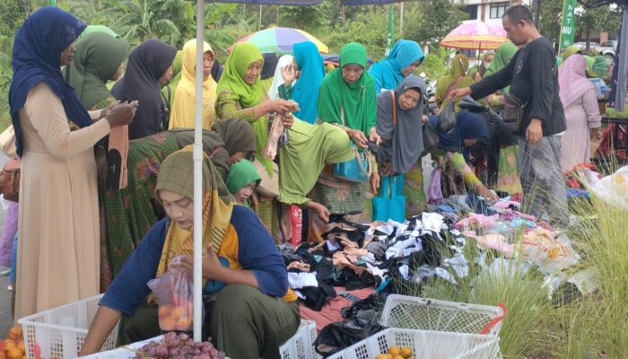 Berkah Pedagang Saat Pengajian Rutin Muslimatan Di Alun Alun Kota Baru Pangandaran