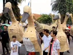 Semarakan 17 Agustus 2022 Bebek Raksasa Ikut Karnaval Di Pangandaran