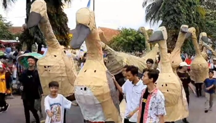 Semarakan 17 Agustus 2022 Bebek Raksasa Ikut Karnaval Di Pangandaran