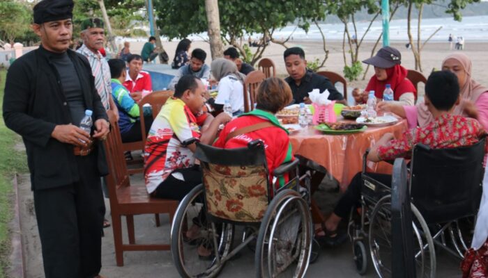 Momen Peringatan HUT RI Ke 77, Ketua DPRD Pangandaran Fasilitasi Akses Penyandang Disabilitas Di Taman Sunset