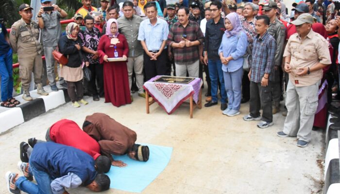 Bupati Jeje Wiradinata Resmikan Jembatan Sintok,Camat Kalipucang Sujud Syukur