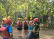 Turis Asing Jajal Andrenalin Santirah River Tubing