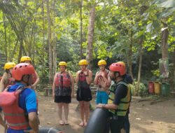 Turis Asing Jajal Andrenalin Santirah River Tubing